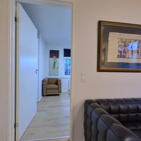 Cozy With Private Garden And Parking Lejlighed