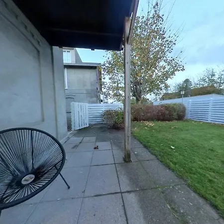 Cozy With Private Garden And Parking Lejlighed *